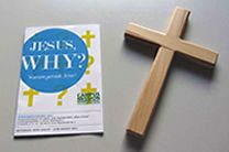 Holzkreuz und Einladungsbroschüre